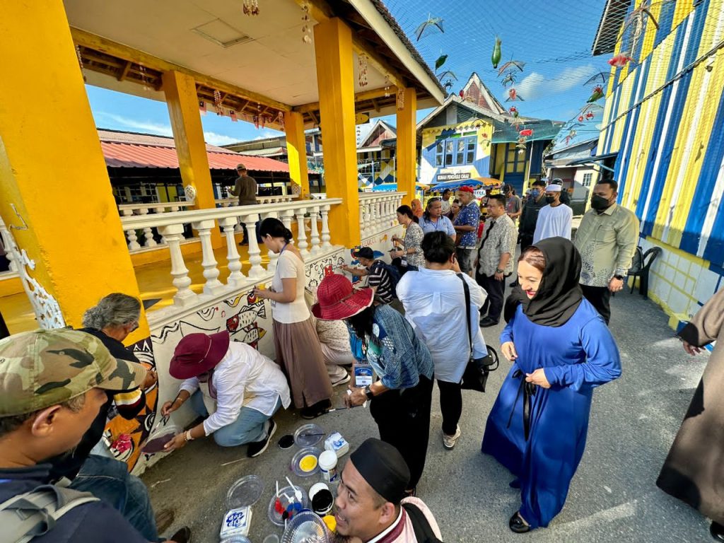 Pelukis Antarabangsa Berkarya Di Kampung Warna Warni, Kuala Perlis