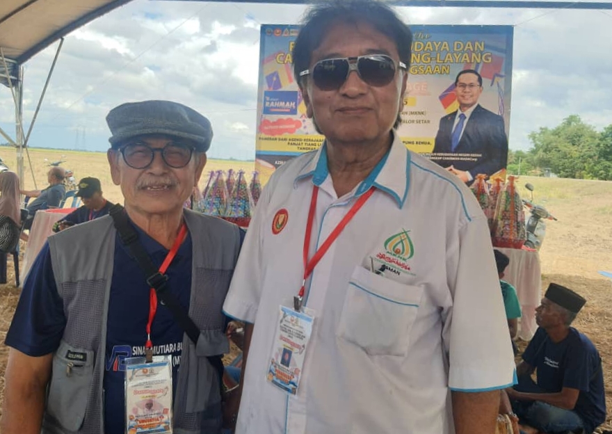 Osman Saaidin Jamal (kanan) bergambar dengan seorang pelukis dari Angkatan Pelukis Kedah, Judin Ahmad.